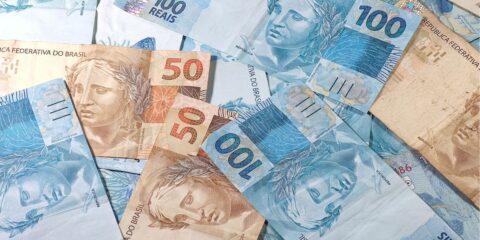 Descubra o caso de um banco condenado por taxas abusivas de cartão, veja como o TJ/SP determinou a redução de juros e a devolução de valores.